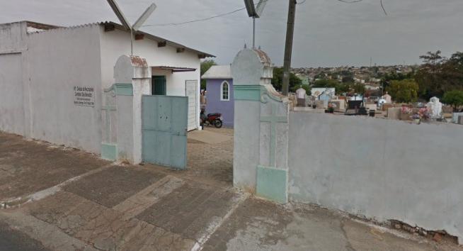 Coroas nuas na praia de nudismo Coroa de flores em bauru