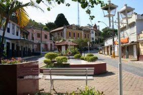 Coroa de Flores Cemitério Municipal de Varre-Sai – RJ