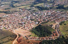 Coroa de Flores Cemitério Municipal de Carmo da Cachoeira – MG